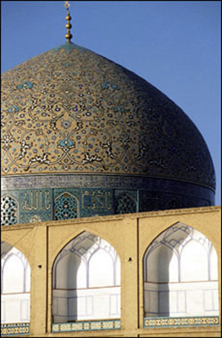 A photo of the Shaykh Lutfallah Mosque in Isfahan, Iran.